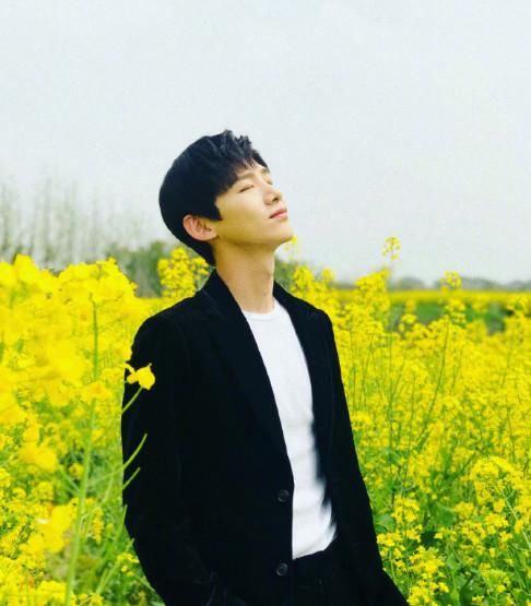 白敬亭绯闻主角不是鞋子和魏大勋引热议，官方两个字辟谣笑坏众人