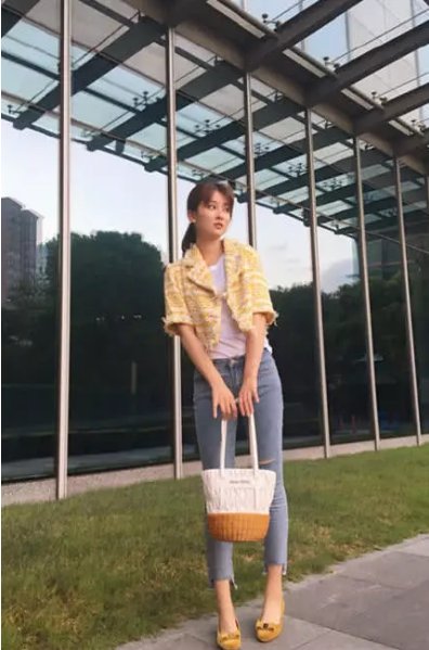 乔欣到底有多瘦?这么紧的牛仔裤都能塞进去，网友:大长腿看不厌