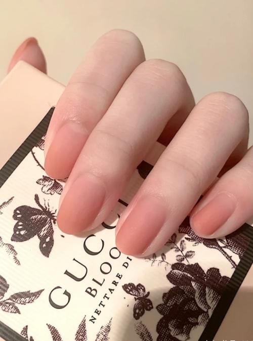  『水蜜桃』女生不要随便做美甲，要么就做这几款，水蜜桃粉加渐变，爱不释手