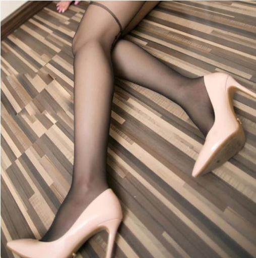 尖头细跟的设计，衬托出高挑曼妙的身材，打造出名媛的气质