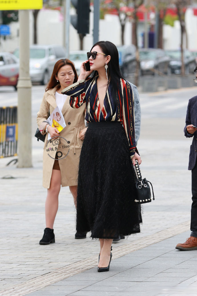 街拍重庆:长得好看的，穿什么都好看，都很时尚大气!