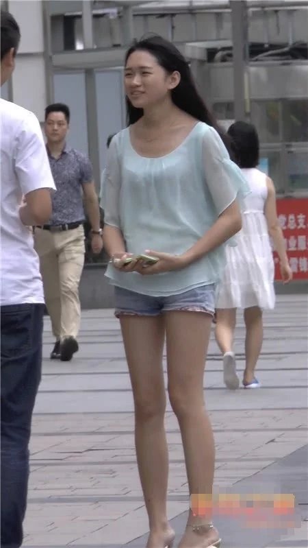 清纯长腿小美女，牛仔热裤配雪纺纱短袖显超好身材，让众人心生怜