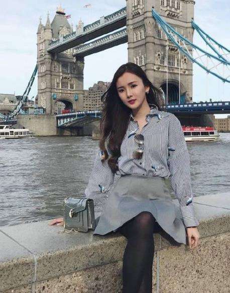 街拍: 小姐姐不食人间烟火, 太清纯我任性我就要秀!