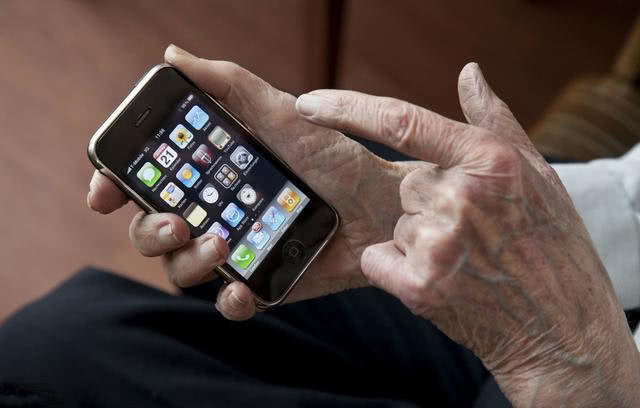 苹果新机发布追捧如潮，手机到底会不会致癌？看完文章全明白