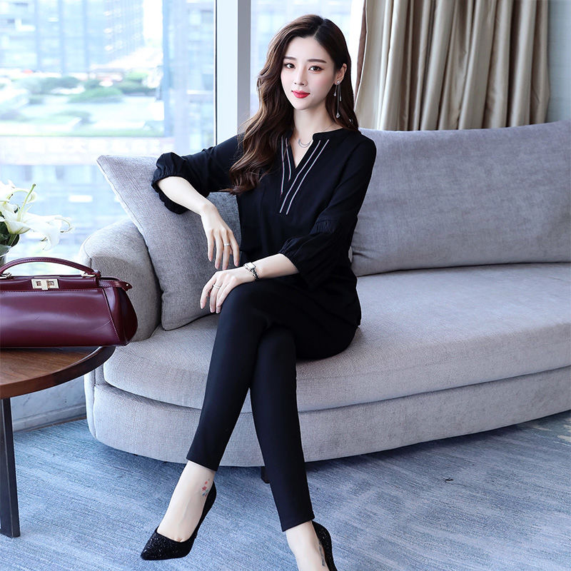 国庆出去玩，穿裙子不方便!新出的休闲套装+小白鞋，到哪都洋气