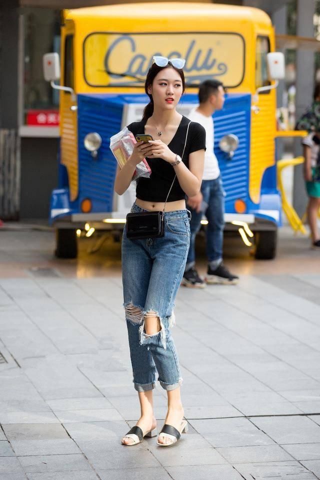 街拍：小姐姐休闲时尚尽显迷人身段，非常有女人味。