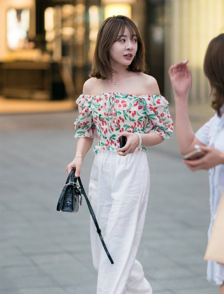 #凸显#最能凸显女性锁骨美的一字肩服饰,无论怎么穿都很有女人味