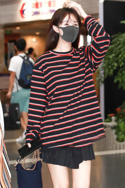 31岁李菲儿条纹长T盖到大腿，没有柯基臀也性感，网友：真会穿