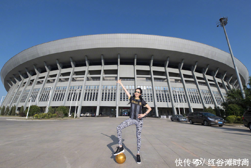 太辣眼睛了!莫文蔚花纹打底裤穿出大妈气质,网友:相信你48岁