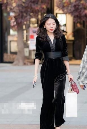  「精致」路人街拍，短裙和蕾丝吊带上衣的穿搭，简约精致有层次感