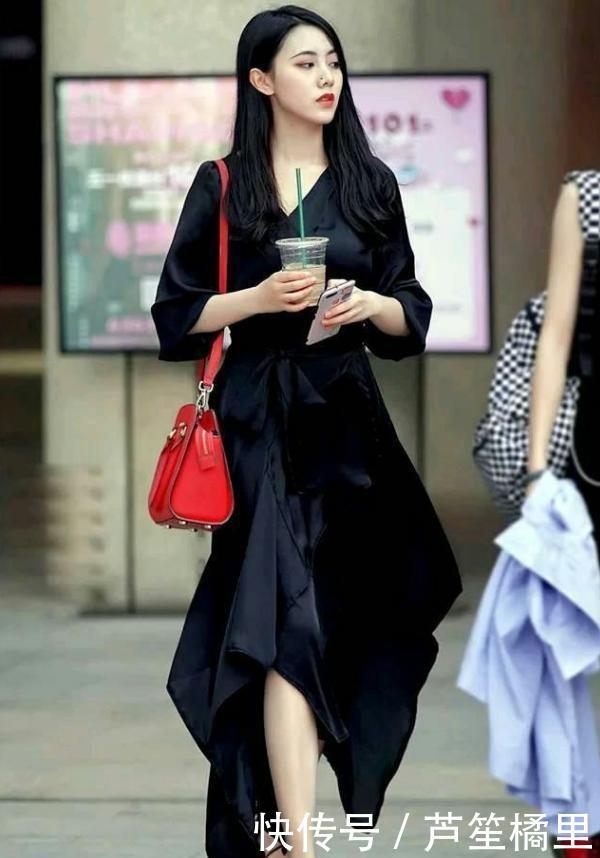 #舒适#路人街拍,美女灰色瑜伽裤搭配舒适的长袖,很迷人