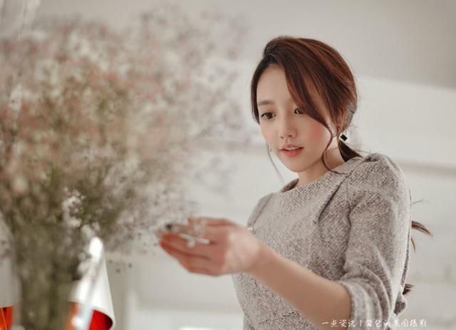 人像摄影：小姐姐隐约间露出了肌肤有点小性感