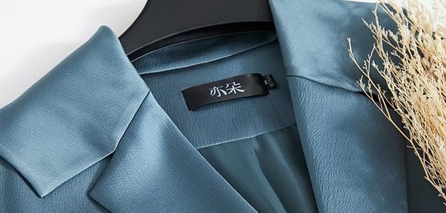  精致@简洁干练，优雅又拉风，女人总需要这么一件精致风衣来取悦自己的