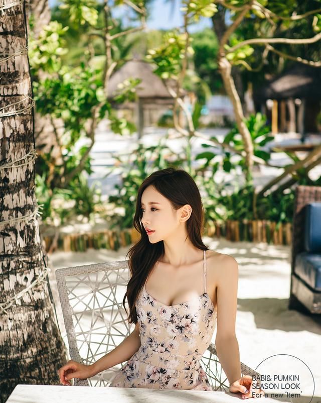 时尚街拍，海滩边的吊带连衣裙小姐姐，白嫩肌肤，穿出少女风采