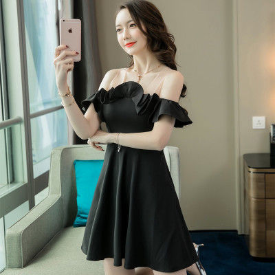 姣好身材别藏着掖着，一字肩抹胸裙显精致锁骨，散发高级女人味