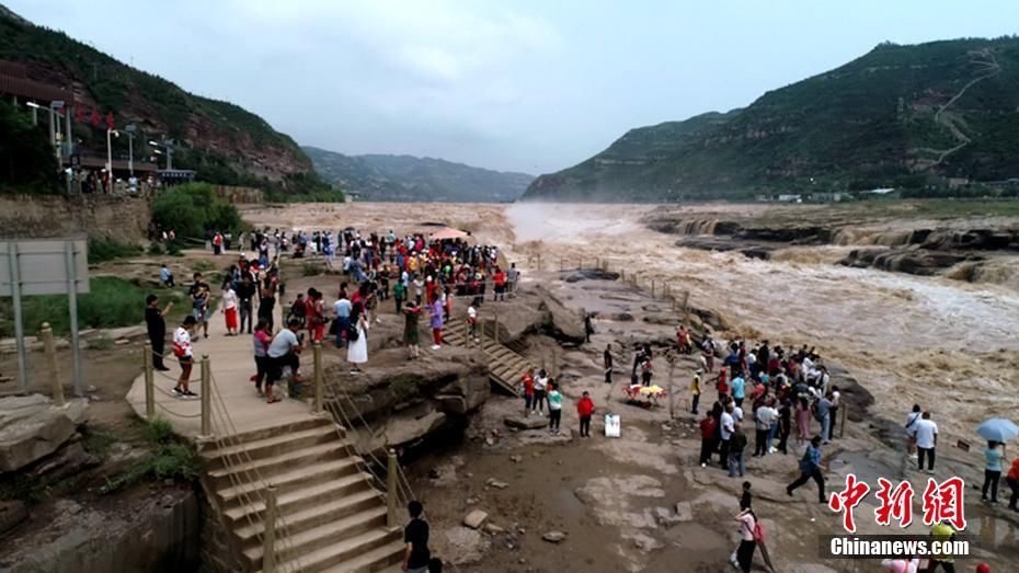 黄河壶口瀑布再现大洪峰