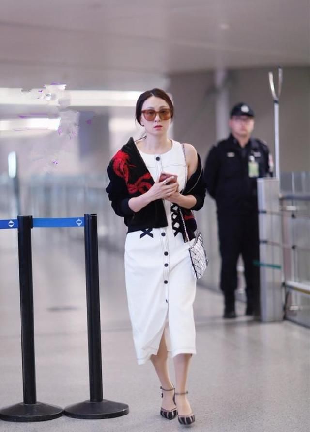 陶虹半边衣机场装嫩，网友:多大的年纪了自己不知道么，别折腾了