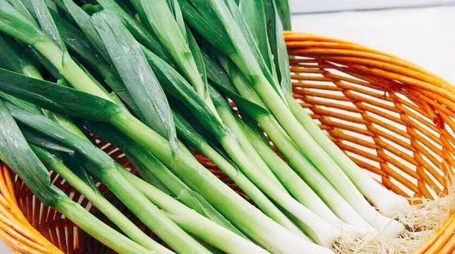  「蔬菜」北方春天吃什么时令蔬菜好？老厨师说：10种露地应季蔬菜可多吃！