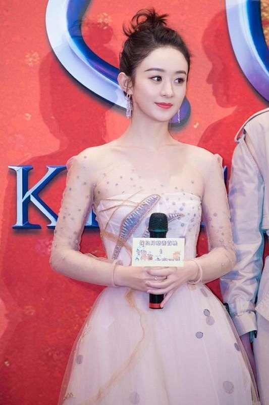 赵丽颖穿吊带裙很美，穿半身裙也很美，但她却偏爱这种裙子!