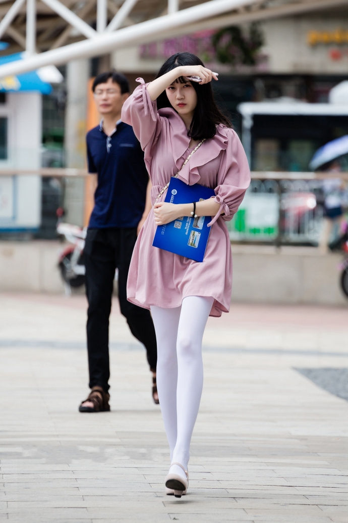 街拍:学会潮流的穿搭，学会了，让你每一分钟都是美美哒