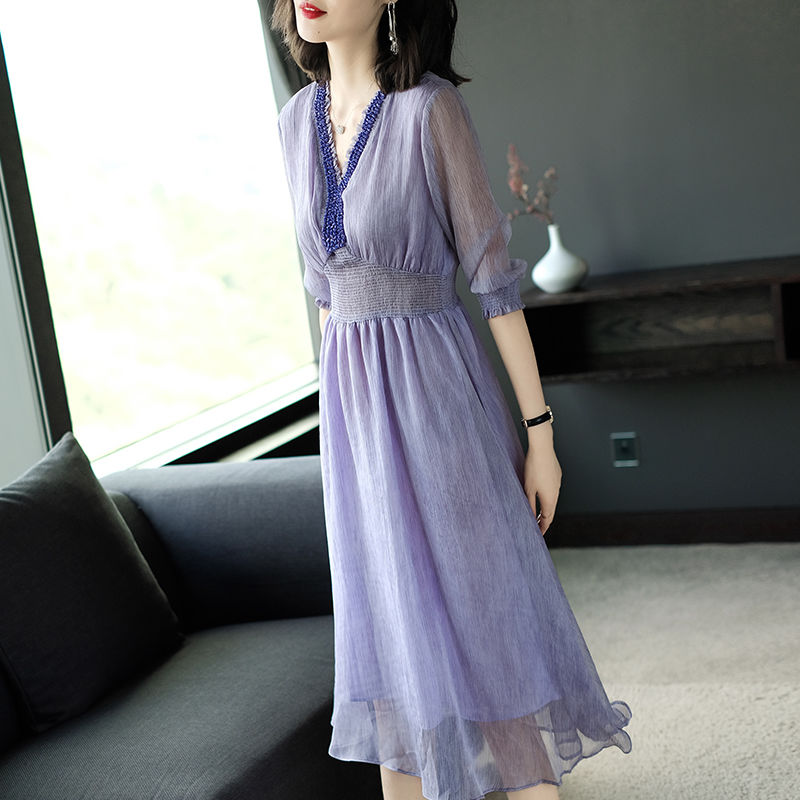 老婆可不是一般会打扮，这高级“欧货裙”穿上身，美得路人都羡慕