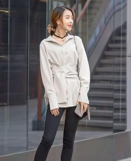  「美女」美女时尚街拍：皮肤白皙的美女，一条绿色的连衣裙，时尚清新气质美
