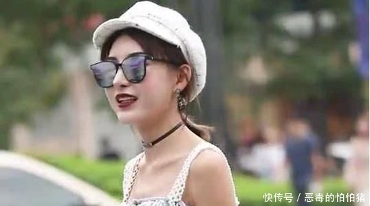 韵味@搭配白色A字裙,回头率百分百,街拍:女孩的上衣设计十分有韵味