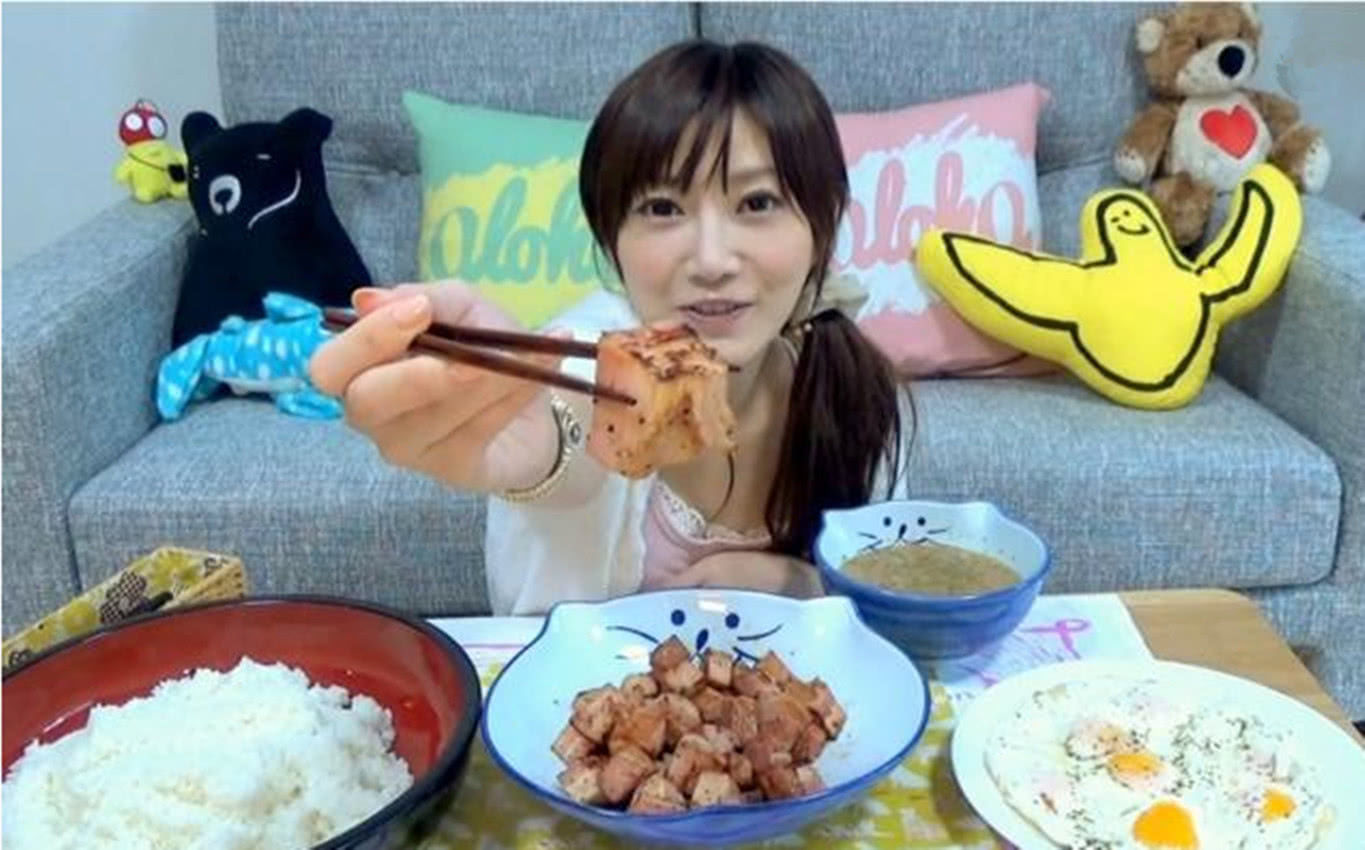 日本大胃王吃播疑似造假，桌上的水杯真相了，网友:大骗子