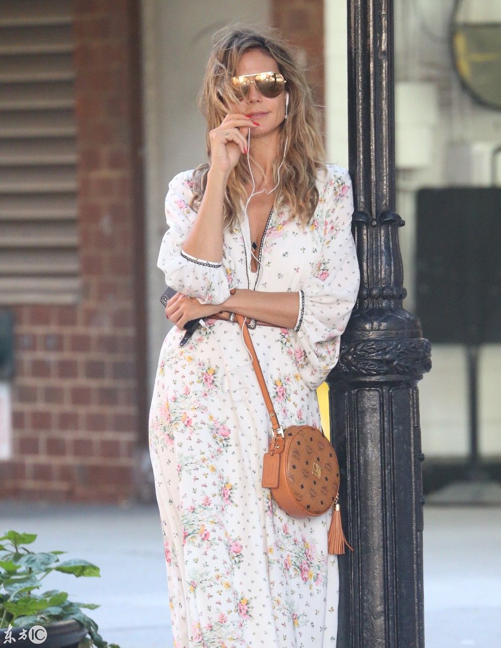 超模海蒂克鲁姆Heidi Klum身穿碎花长裙和妈妈、女儿外出街拍