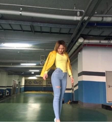 想要拥有完美的身材曲线，那就来一条时尚感十足的牛仔裤！