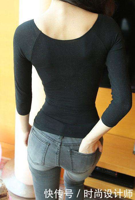 小姐姐身穿紧身牛仔裤更加贴合身形，秀出轻盈的曼妙身材！