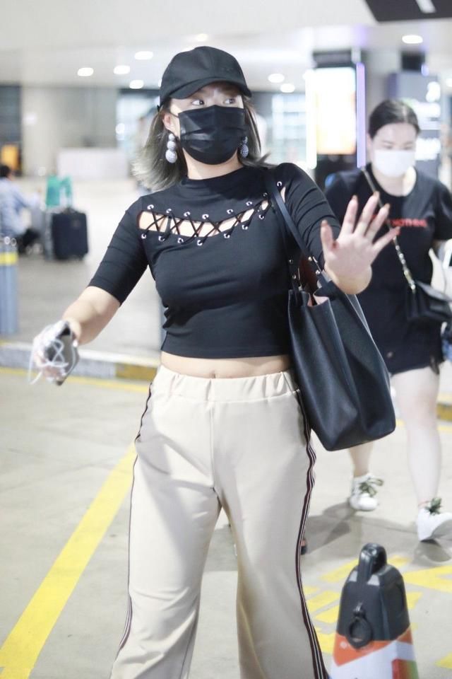 王菊的衣品真的有待提高，赘肉那么明显还穿肚脐装！