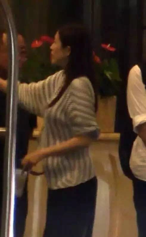 章子怡孕检二胎实锤，汪峰全程小心陪伴。网友：恭喜国际章