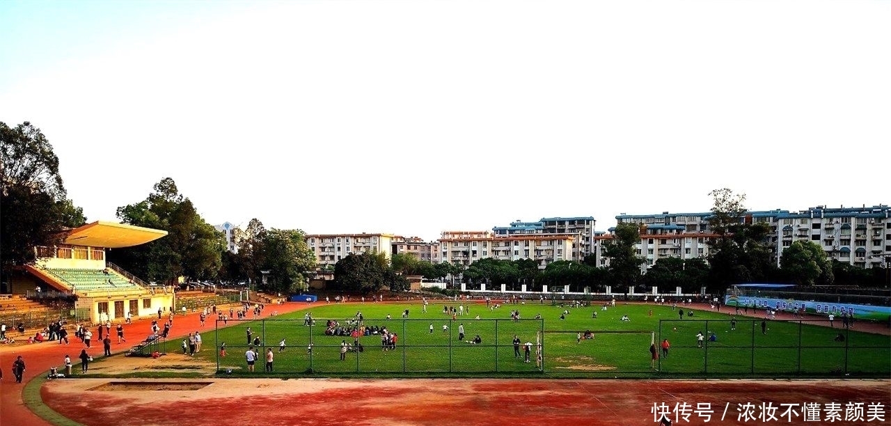 广西最“霸气”的大学，建在5A景区内，进校门还得要门票