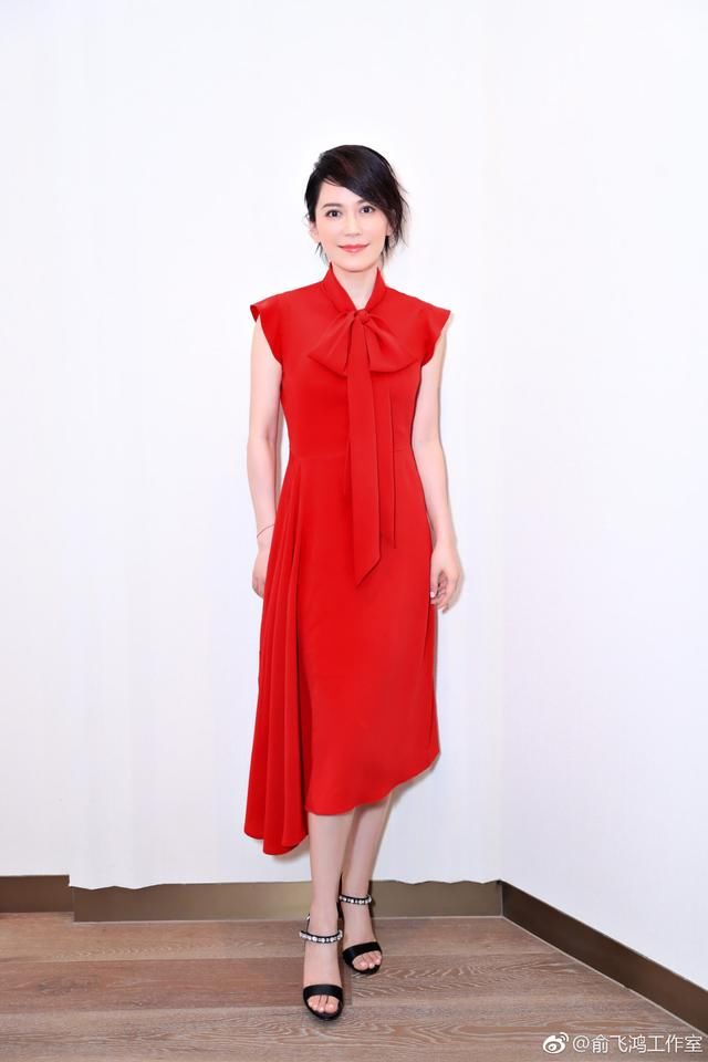 47岁俞飞鸿与32岁杨幂同穿红裙，一个温婉一个老土，气质有点差距