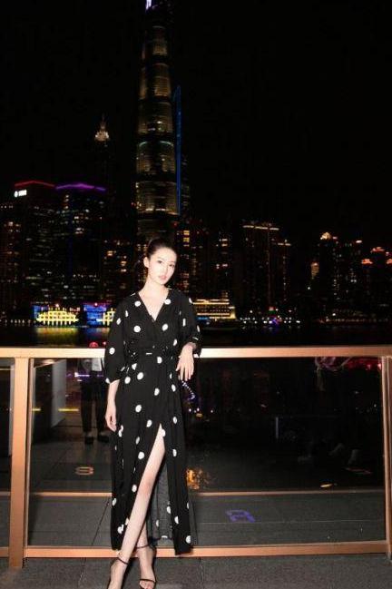 李沁真会“装”，竟穿条紫色“蓬蓬裙”出门，瞬间成了芭比娃娃！