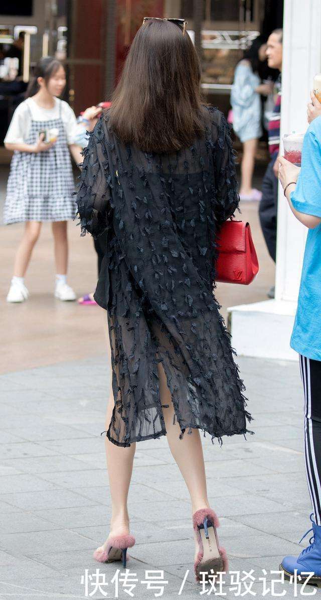 街拍：图五有酒窝的小姐姐好好看，背心热裤加外套，时尚又妩媚