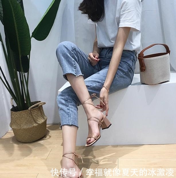 『女人味』让人又爱又恨的绑带凉鞋,怎么搭配才好看?注意两点,尽显女人味