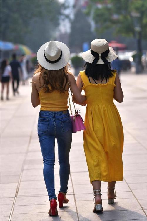 街拍:姑娘背影都这么美,正面是不是更好看呢?