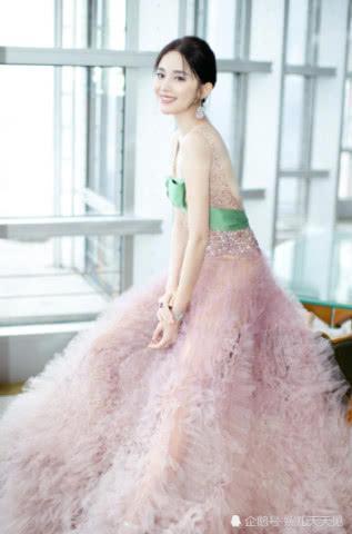 26岁娜扎真会穿，印花裙外面又套了一件小黑裙，时髦到飞起！