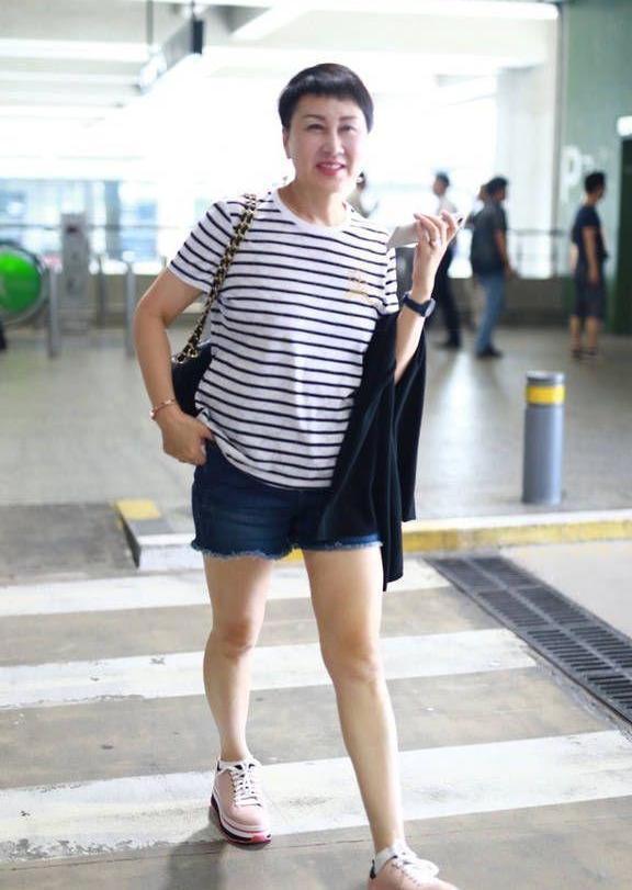 张凯丽穿短裙露大腿被嫌弃，网友吐槽：多大岁数了还敢这么穿