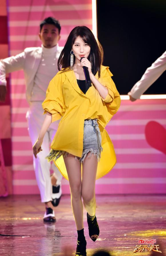 李菲儿真会玩, 竟在短靴上剪个小口透气, 却非常好看!