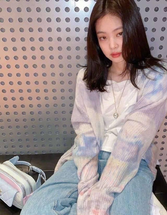  色彩：春季复工，最近大热的开衫毛衣该怎么挑，保暖又吸睛？