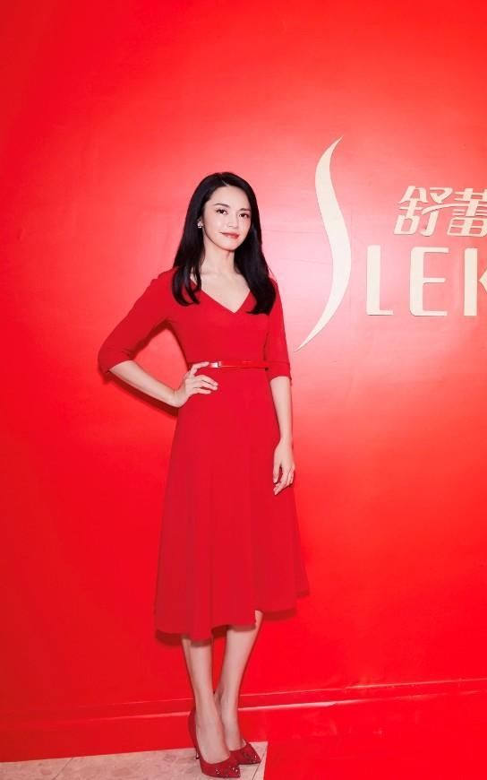 姚晨的半身裙真是绝了，从腰间一直到脚踝，包那么紧真能迈开腿?