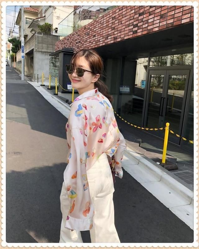 本以为穿粉色印花衫的伊能静已经够美了，但看到江疏影，我沉默了