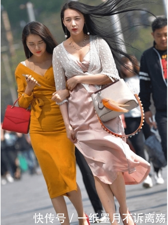 #粉色#街头摄影粉色还是黄色两个辣妈美起来真要命
