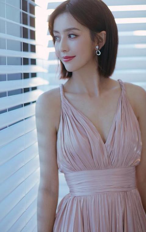 佟丽娅真是豪放！深V裙信手捏来，网友：不愧是360度无死角美女