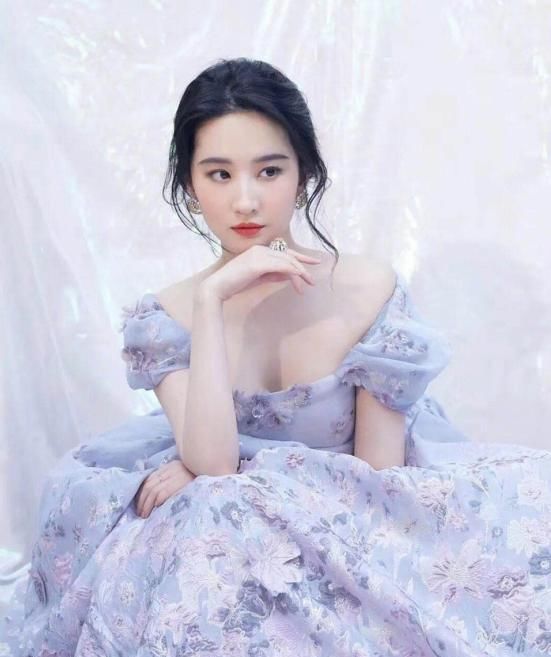  碎花：妈妈＂玩剩＂的碎花裙，竟成了90后的心头好？碎花girl准备好了吗~