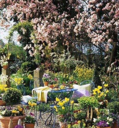 庭院不需太奢华，或一盆花，或一个老物件就能让庭院惬意起来