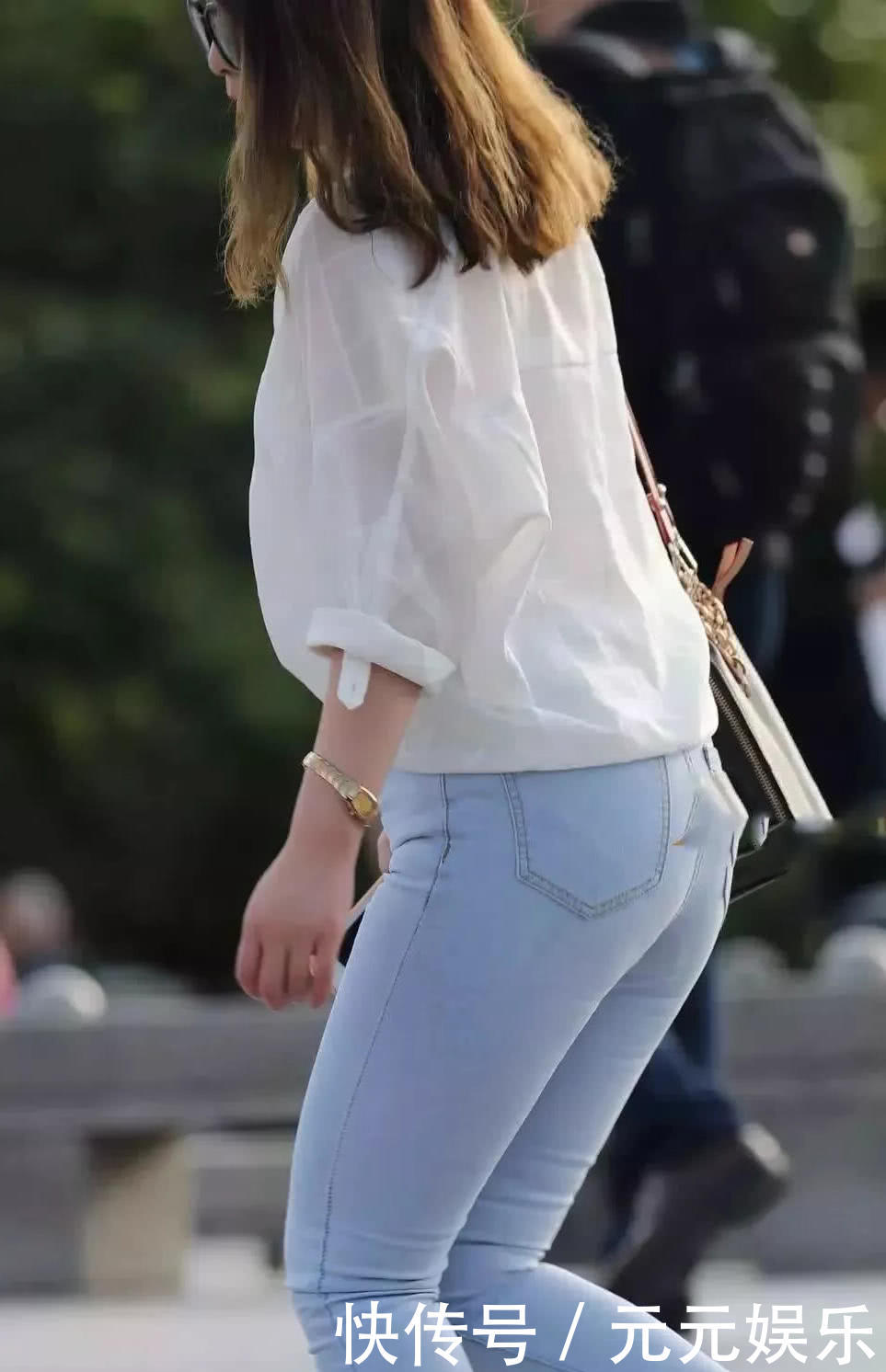 胖美人的紧身牛仔裤，浑圆饱满的背影，裤子被撑到变型